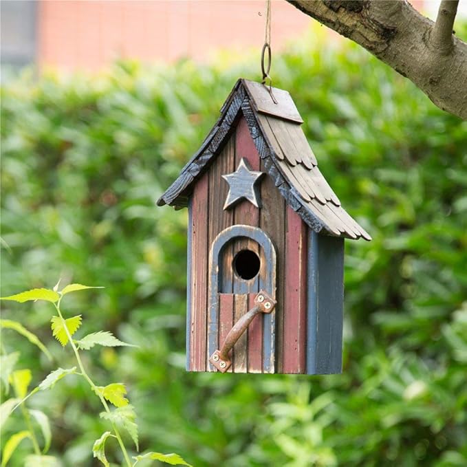 Glitzhome Hanging Birdhouse for Outside, Rustic Patriotic USA Wooden Bird House, Garden Decorative Birdhouses for Outdoors, Bluebird House with Door Handle for Wren Finch Cardinals Cedar