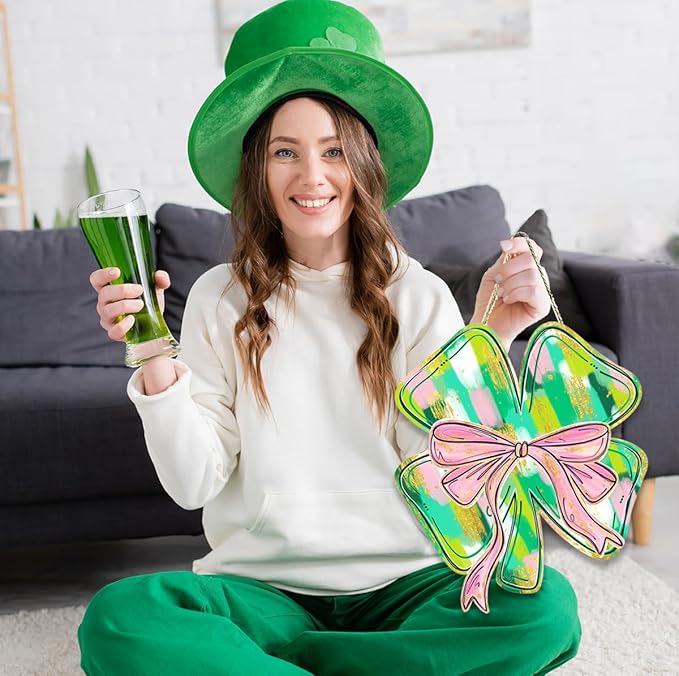 St Patricks Day Door Decorations, St Patricks Day Decorations, Shamrock Door Decoration, Lucky Painted Clover With Bow Wood Hanging Sign for Office Party Porch Yard Outdoor Indoor Home Decor