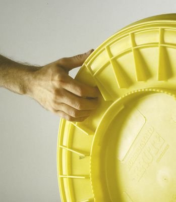 Rubbermaid Commercial Products BRUTE 32G Yellow Vented Trash Container, for Landscapers/Construction Sites/Restaurants/Back of House/Offices/Warehouses/Commercial Environments