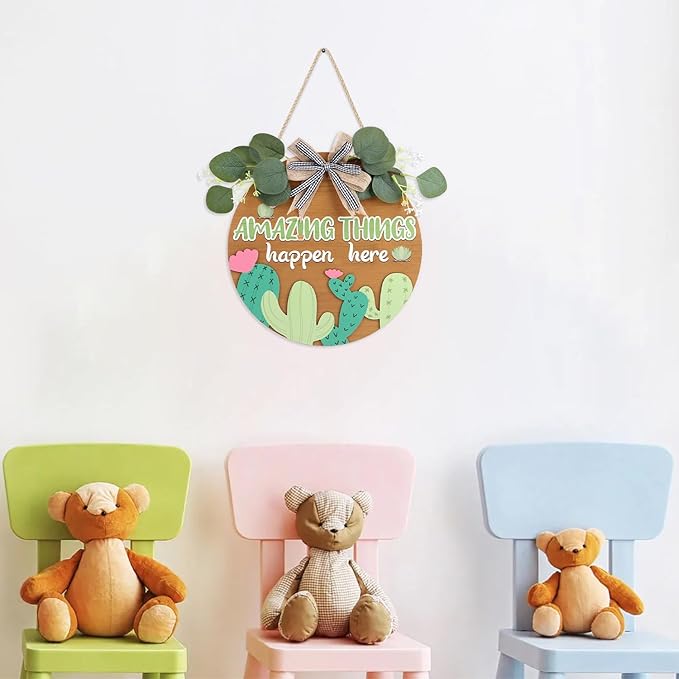 HLNIUC Amazing Things Happen Here Wooden Sign(11”x11”) 3D Round Desert Cactus Door Hanger,Inspirational Classroom Teacher Wreath Hanging Plaque,Cute Cactus Front Door Wood Signs for Preschool Daycare