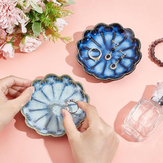 NBEADS 2 Pcs 2 Color Ceramic Jewelry Tray, Lotus Flower Shape Ring Dish Holder Porcelain Trinket Tray Decorative Trinket Plate for Ring Necklace Bracelet Jewelry Watch Key Gift