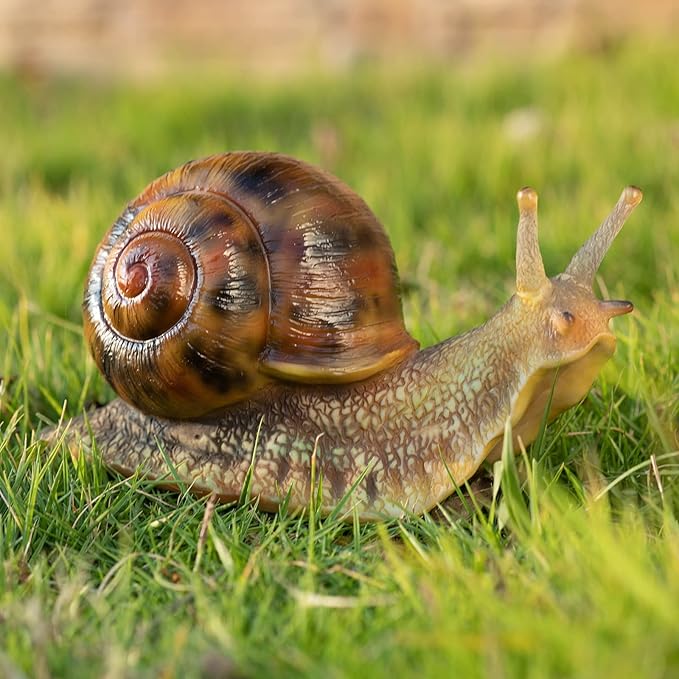 Garden Snail Sculpture, Reptile Resin Sculpture, Suitable for Outdoor Courtyard Pond Garden Lawn Decor Landscape, is The for Garden Enthusiasts (4 inches)