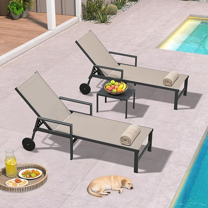 PURPLE LEAF 3 Pieces Outdoor Chaise Lounge Aluminum Patio Lounge Chair with Wheels and Armrests Outdoor Lounge Recliner Chair for Pool Backyard (2 Taupe Lounges W/Side Table)