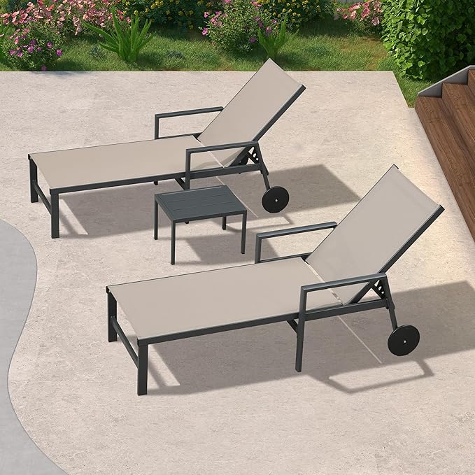 PURPLE LEAF 3 Pieces Outdoor Chaise Lounge Aluminum Patio Lounge Chair with Wheels and Armrests Outdoor Lounge Recliner Chair for Pool Backyard (2 Taupe Lounges W/Side Table)
